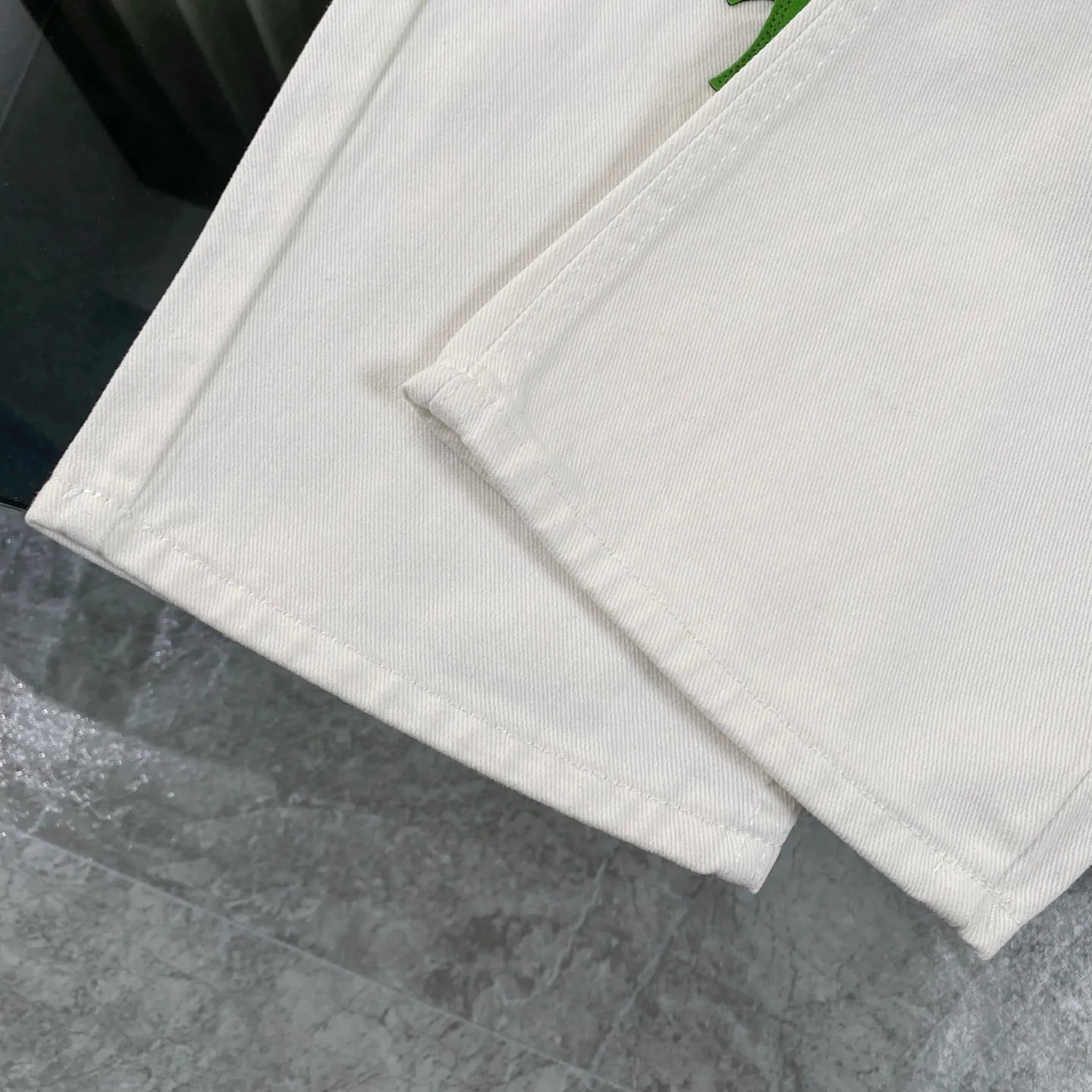 P240 chrome hearts Chrome Hearts 2025 new London limited apple green cross patch leather white jeans vi Top heavy industry fashionable design] Consistent high street luxury style creation. Speaking of this style, the Zangyin family and GU family are definitely the leading representative brands. Especially the Zangyin family has really achieved a state-of-the-art effect in creating high street style. The unique washed material is used to create this style. The color system is quite eye-catching. After it is decorated with patchwork cross flowers, it cleverly highlights the charm of the brand. Secondly, this style uses classic The classic high-waist cutting design highlights the long legs and fashionable temperament of the upper body. The brand is highly recognizable and the slim fit configuration is more suitable for daily wear. It is a product that interprets personality, fashion, and specifications at a glance. This single product is enough to make any fan excited. It can be a white T-shirt for youthful preppy style, or a tight suspender for lady style. It has strong matching ability and can be easily controlled by men.  [Materials and craftsmanship] Needless to say, this point goes without saying. As an excellent craftsman brand, Zangyin’s requirements for details and craftsmanship are really perfect. The washed color of this model has gone through so many processes, not to mention the embellishment of denim appliques. It is also purely hand-made and sewn. Just like what they believe in, only hand-made things have soul and have the meaning of wear. A top-notch heavy-duty fashionable denim item, I look forward to your perfect interpretation! !  Size:28-34